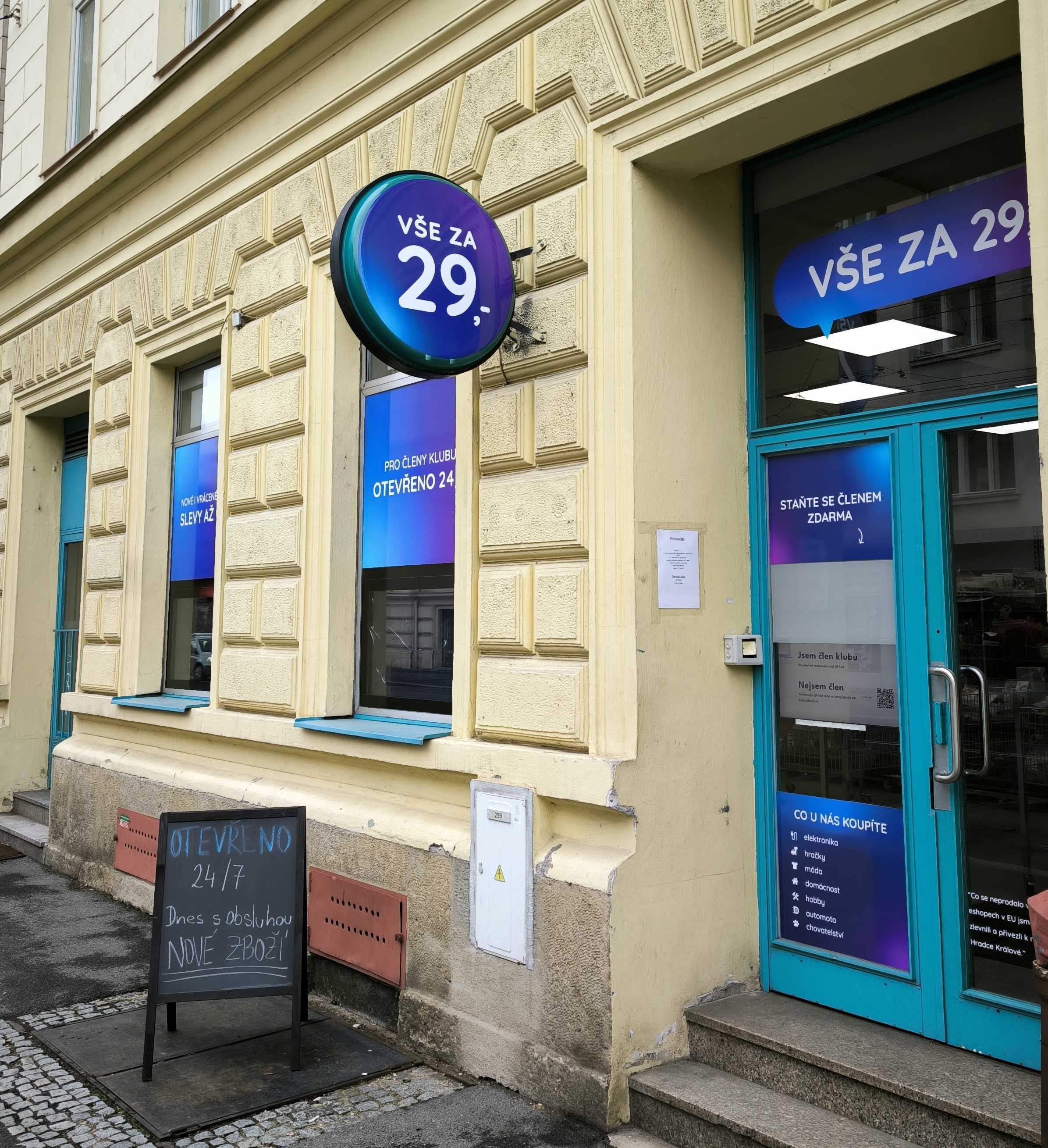V Hradci se otevřel obchod budoucnosti – umělá inteligence automaticky upozorní na prázdný regál, naplánuje zásobování nebo zařídí úklid
